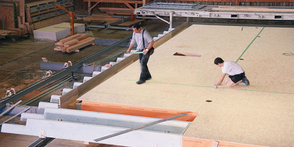 Werkseitige Heizplattenmontage an vollgedämmter Dachunterseite